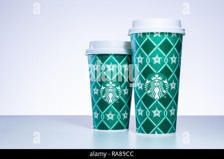 CHIANG MAI, Thailandia - 31 dicembre 2018 - Starbucks prendere casa vacanza tazze in vari design line up sul tavolo bianco contro uno sfondo bianco in Chian Foto Stock