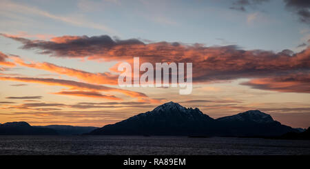 Crepuscolo artico come vela sud sulla Hurtigruten. Foto Stock