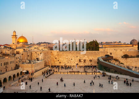 Gerusalemme, Israele - Jan 24, 2011: ebraica adoratori di pregare presso la Western il Muro del Pianto a Gerusalemme, Israele. Foto Stock