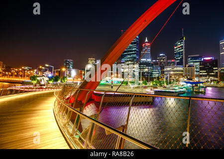 Perth, Western Australia - Jan 5, 2018: arcade di Elizabeth Quay ponte pedonale di notte a Elizabeth Quay Marina. Il quartiere centrale degli affari in background. Paesaggio urbano, scena notturna. Foto Stock