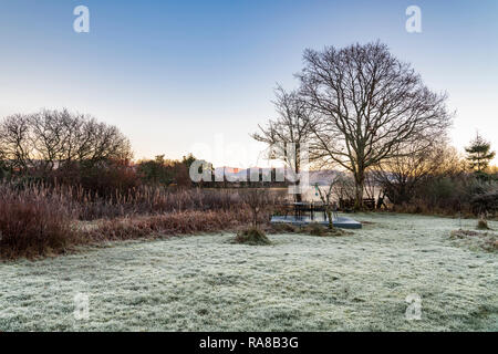 Alba attraverso un pupazzo di neve in giardino a Ardnamurchan, Scozia. 24 Dicembre 2018 Foto Stock