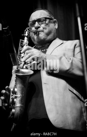 Gilad Atzmon assolo sul alto sassofono con il minimo comune denominatore, Scarborough Jazz Festival 2017 Foto Stock