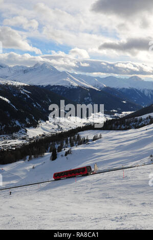 Sport invernale sulle Alpi svizzere: Il Davos-Parsenn funivia rigidi fino alla montagna Foto Stock