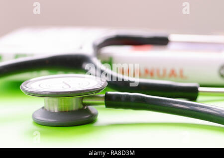 Lo stetoscopio e il manuale di primo soccorso Foto Stock