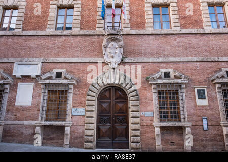 La sede del Municipio all'interno della medievale ben conservato la struttura urbana di Colle di Val d'Elsa, Siena Foto Stock