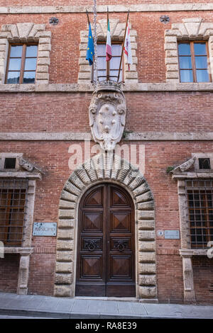 La sede del Municipio all'interno della medievale ben conservato la struttura urbana di Colle di Val d'Elsa, Siena Foto Stock