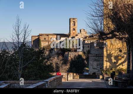 COLLE VAL D'elsa, Italia - 26 dicembre 2018: donna sconosciuta e vista panoramica con le torri della chiesa di Santa Caterina e il Praetorian Palac Foto Stock