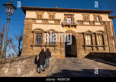 COLLE VAL D'elsa, Italia - 26 dicembre 2018: Palazzo Campana, il gateway per la parte più antica della città di Colle di Val d'Elsa, Siena, Toscana Foto Stock