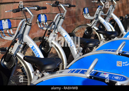 I manici di smartbikes impilati insieme nel parcheggio in Connaught Place, Delhi, India Foto Stock