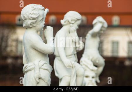 Piccoli putti in marmo presso il Palazzo del Belvedere giardini formali, Vienna, Austria. Foto Stock