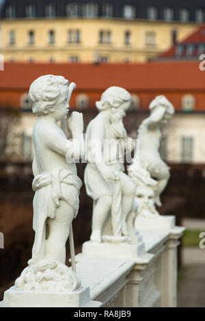 Piccoli putti in marmo presso il Palazzo del Belvedere giardini formali, Vienna, Austria. Foto Stock
