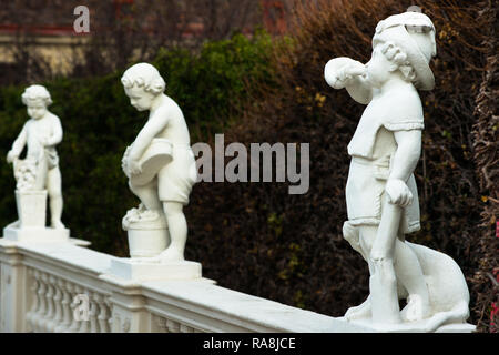 Piccoli putti in marmo presso il Palazzo del Belvedere giardini formali, Vienna, Austria. Foto Stock