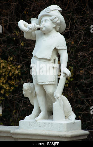 Piccoli putti in marmo presso il Palazzo del Belvedere giardini formali, Vienna, Austria. Foto Stock