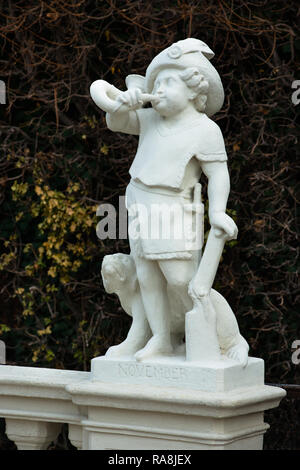 Piccoli putti in marmo presso il Palazzo del Belvedere giardini formali, Vienna, Austria. Foto Stock