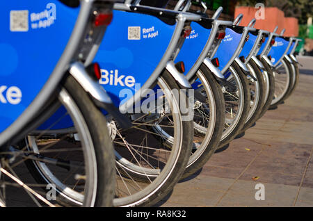 Il pneumatico posteriore di smartbikes impilati insieme nel parcheggio in Connaught Place, Delhi, India Foto Stock