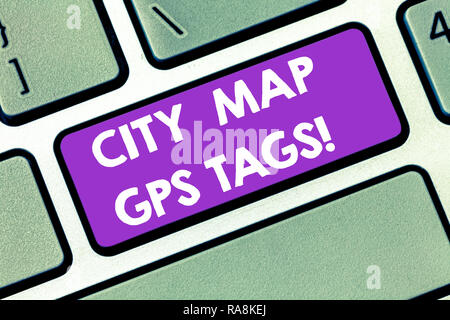Testo della scrittura Mappa della città tag GPS. Concetto il significato del sistema di posizionamento globale ubicazione dei luoghi nelle città chiave di tastiera intenzione di creare computer m Foto Stock