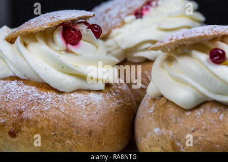 Close-up di Swedish Semla dolci con mirtilli rossi Foto Stock