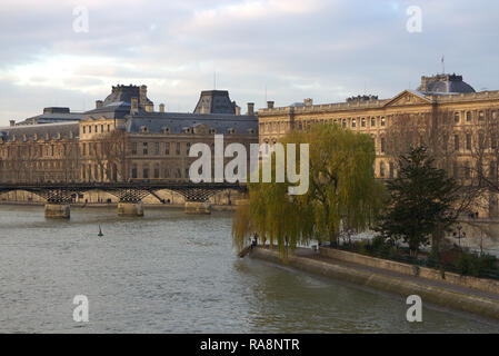 Francia, Parigi, vista del Fiume Senna e dal museo del Louvre da Pont Neuf ponte con Ile de la Cité, un isola naturale e il centro medievale di Parigi Foto Stock