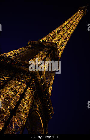 La Torre Eiffel a Parigi di notte Foto Stock