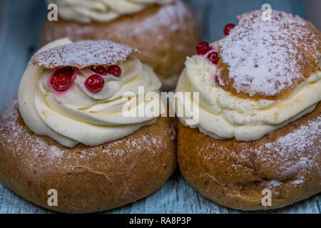 Torte con mirtilli rossi sul tavolo di legno Foto Stock