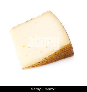 Lo spagnolo Manchego formaggio di latte di pecora ha un saldo e consistenza cremosa, isolato su una bianca di sfondo per studio. Foto Stock