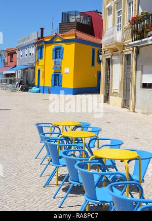 Giallo blu casa di contrasto in Aveiro portogallo Foto Stock