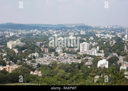 Pune, Maharashtra / India - Ottobre 2015: vista sopra la città di Pune, India. Foto Stock