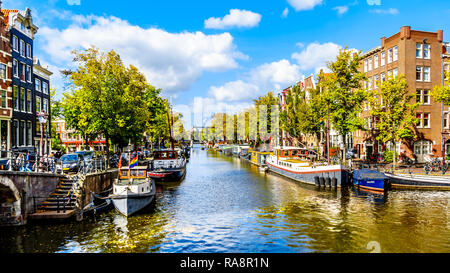 Vista del canale Prinsengracht dal ponte Papiermolensluis nel centro della città di Amsterdam nei Paesi Bassi Foto Stock