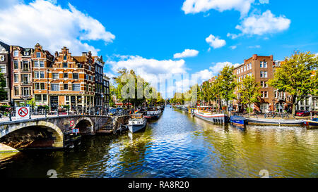 Vista del canale Prinsengracht dal ponte Papiermolensluis nel centro della città di Amsterdam nei Paesi Bassi Foto Stock