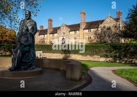 Statua di Sir Archibald McIndoe fuori Sackville College Almshouse in East Grinstead Foto Stock