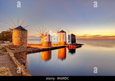 Il sunrise presso i famosi mulini a vento a Chios Island, Grecia Foto Stock