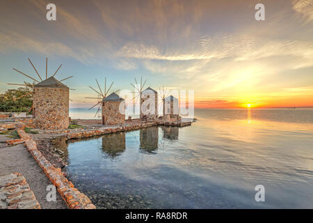 Il sunrise presso i famosi mulini a vento a Chios Island, Grecia Foto Stock