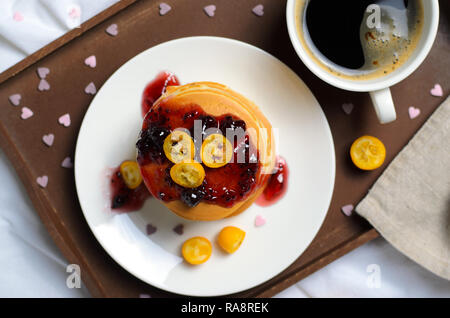 Frittelle e caffè, la colazione a letto, vista dall'alto Foto Stock