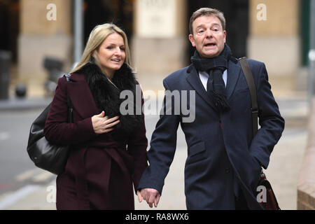 MP conservatore Craig Mackinlay con sua moglie Kati arriva a Southwark Crown Court di Londra dove egli è in prova al fianco di staff accusato di spese eccessive per le spese durante il suo successo 2015 campagna elettorale gainst l allora leader dell'UKIP Nigel Farage, a sud di Thanet, Kent. Foto Stock