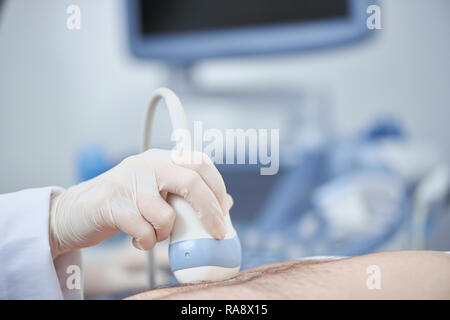 Crop closeup vista speciale dispositivo medico lavora con aiuto di ultra suono e radiografia. Osservazione previsto con le moderne tecnologie prevenzione illnes. Concetto di assistenza sanitaria. Foto Stock