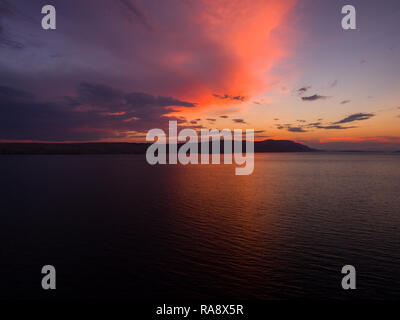 Foto aerea del tramonto spettacolare e la vista del mare e dell'isola su di esso Foto Stock