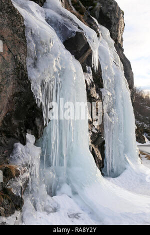 Cascate gelate ghiaccioli su roccia Foto Stock