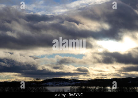 Inverno drammatico nuvole sopra il lago Foto Stock