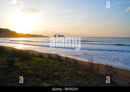 Vedute del tramonto del villaggio di Guetaria nel Paese Basco. Foto Stock