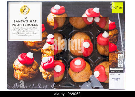 Scatola di Marks & Spencer 12 Santa's hat profiteroles isolati su sfondo bianco - ideale per Natale Foto Stock