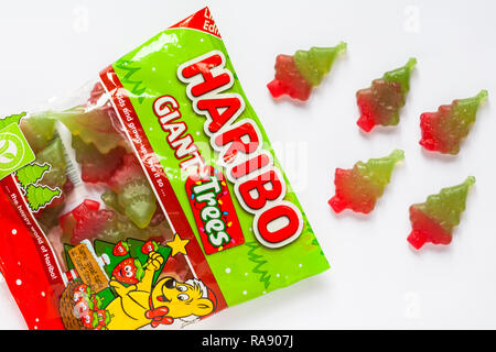 Il pacchetto di Limited Edition Haribo alberi giganti aperto con contenuto versato versato pronto per il set di Natale su sfondo bianco Foto Stock