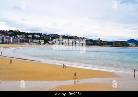 Immagine della famosa spiaggia di conchiglie di san sebastian dalla riva del mare. La gente camminare sulla sabbia Foto Stock