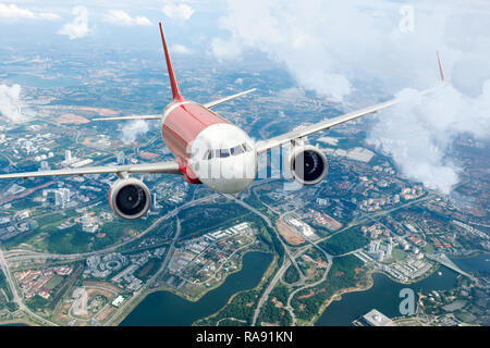 Aereo del cielo. Aeroplano sopra di città. Aerei per il trasporto di passeggeri si arrampica attraverso le nuvole. Piani e città. Foto Stock