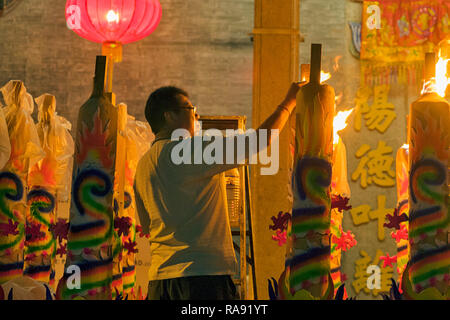 Anno Nuovo Cinese Giant bastoncini di incenso davanti alla cantonese Tua Pek Kong Temple di George Town, Penang, Malaysia Foto Stock