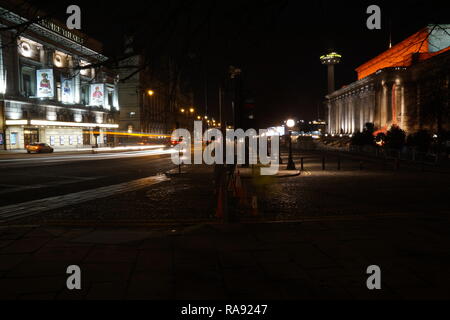 Empire Theatre, St George's Hall e St John's Faro, su Lime Street in Liverpool. Immagine presa nel dicembre 2015. Foto Stock