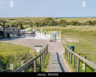 Persone e biciclette in dune della riserva naturale Het Oerd sulla West Frisone isola Ameland, Friesland, Paesi Bassi Foto Stock