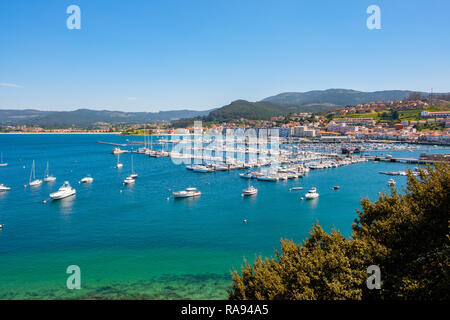 Baiona, Espanha - 03 Maggio 2018 : dalla rocca si ha una bella vista panoramica del Porto di Baiona, Pontevedra, Espanha Foto Stock