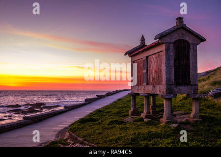 Baiona, Espanha - 03 Maggio 2018 : ai piedi del mare questo bel granaio è illuminato dagli ultimi raggi del sole , Pontevedra, Espanha Foto Stock