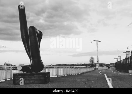 Liberty presa da Gary Hume (2008) - Formato di patinato e bronzo dipinto e traversine ferroviarie, raffigurante tre bracci in una suggestiva forma. Foto Stock