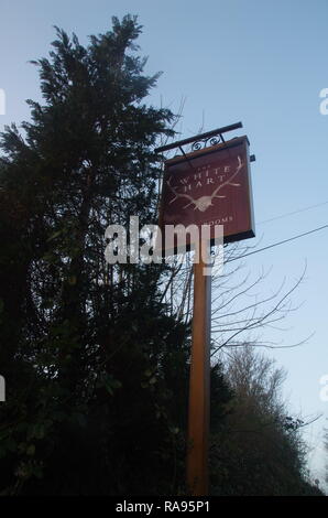 Il White Hart pub. Ford. La Macmillan modo. A lunga distanza trail. Wiltshire. In Inghilterra. Regno Unito Foto Stock